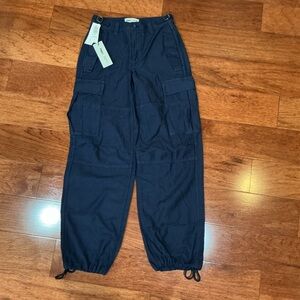 NWT TNA aritiza navy cargo pants Size 00